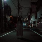 夜道に現れた幽霊のような長髪の女性