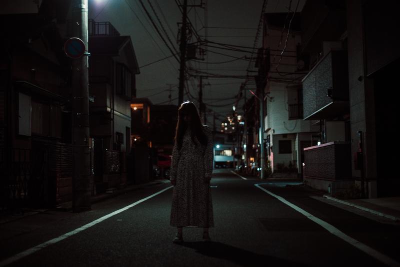 夜道に現れた幽霊のような長髪の女性