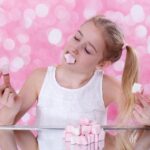 「マシュマロテスト」をする女の子