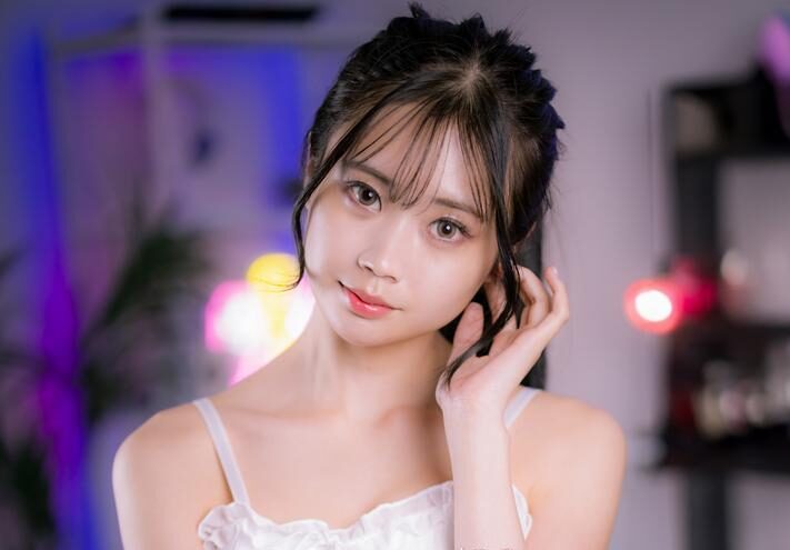撮影スタジオにいる女性アイドル